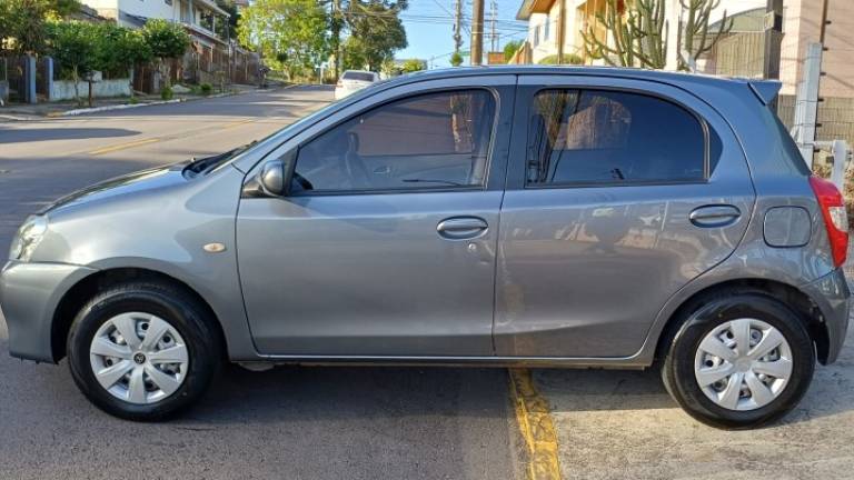 TOYOTA - ETIOS - 2013/2013 - Cinza - R$ 39.900,00