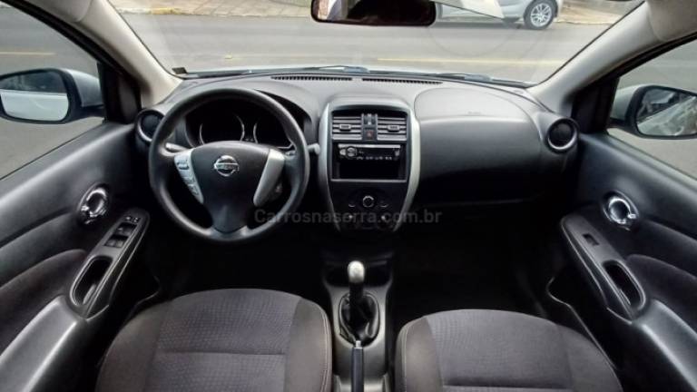 NISSAN - VERSA - 2015/2016 - Prata - R$ 49.900,00