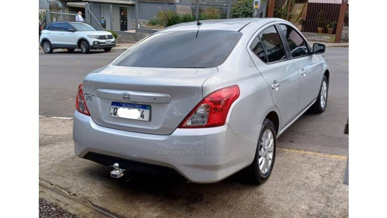 NISSAN - VERSA - 2015/2016 - Prata - R$ 49.900,00