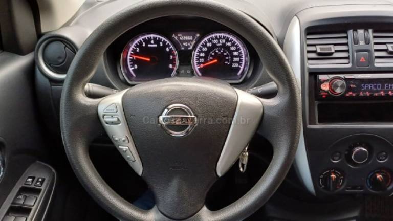 NISSAN - VERSA - 2015/2016 - Prata - R$ 49.900,00
