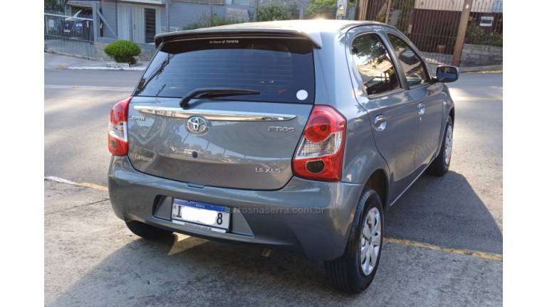 TOYOTA - ETIOS - 2013/2013 - Cinza - R$ 39.900,00