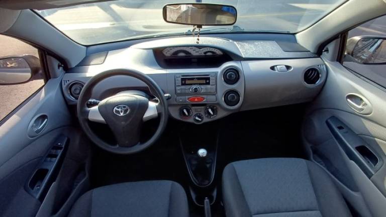 TOYOTA - ETIOS - 2013/2013 - Cinza - R$ 39.900,00