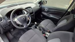 NISSAN - VERSA - 2015/2016 - Prata - R$ 49.900,00