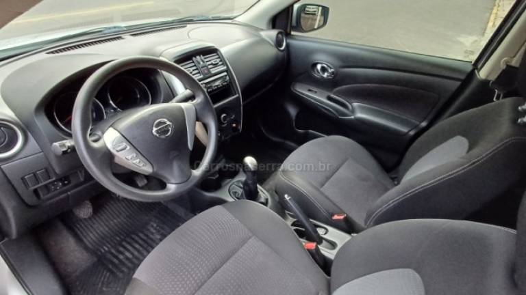 NISSAN - VERSA - 2015/2016 - Prata - R$ 49.900,00
