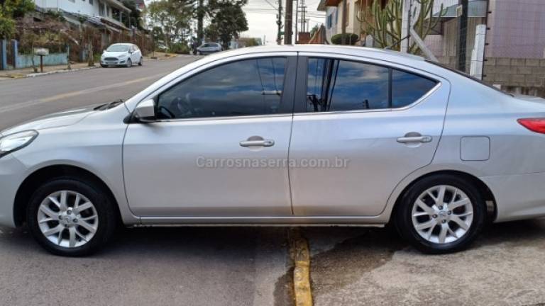 NISSAN - VERSA - 2015/2016 - Prata - R$ 49.900,00
