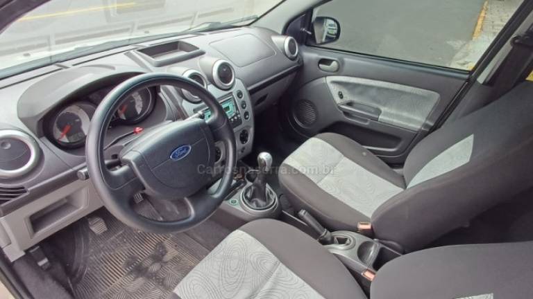 FORD - FIESTA - 2010/2010 - Prata - R$ 26.900,00
