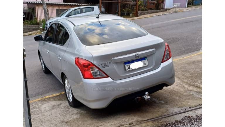 NISSAN - VERSA - 2015/2016 - Prata - R$ 49.900,00