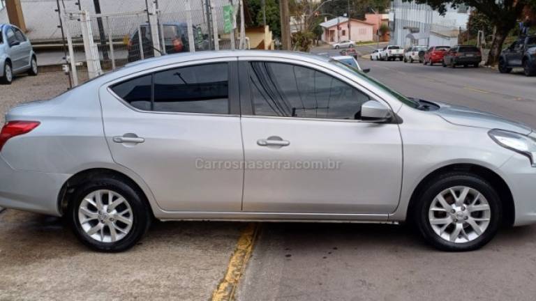NISSAN - VERSA - 2015/2016 - Prata - R$ 49.900,00