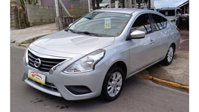 NISSAN - VERSA - 2015/2016 - Prata - R$ 49.900,00
