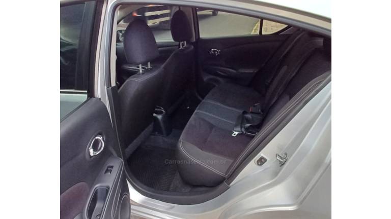 NISSAN - VERSA - 2015/2016 - Prata - R$ 49.900,00