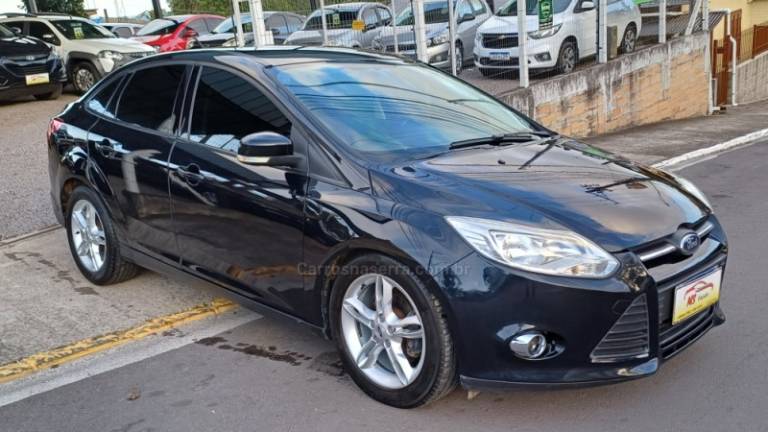 FORD - FOCUS - 2013/2014 - Preta - R$ 44.900,00