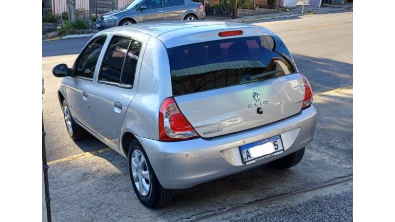 RENAULT - CLIO - 2014/2015 - Prata - R$ 30.900,00