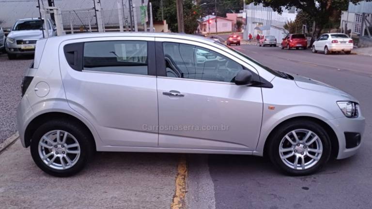 CHEVROLET - SONIC - 2012/2013 - Prata - R$ 38.900,00