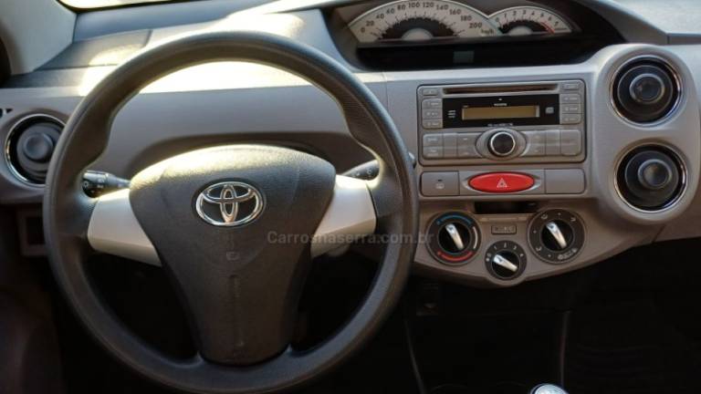 TOYOTA - ETIOS - 2013/2013 - Cinza - R$ 39.900,00